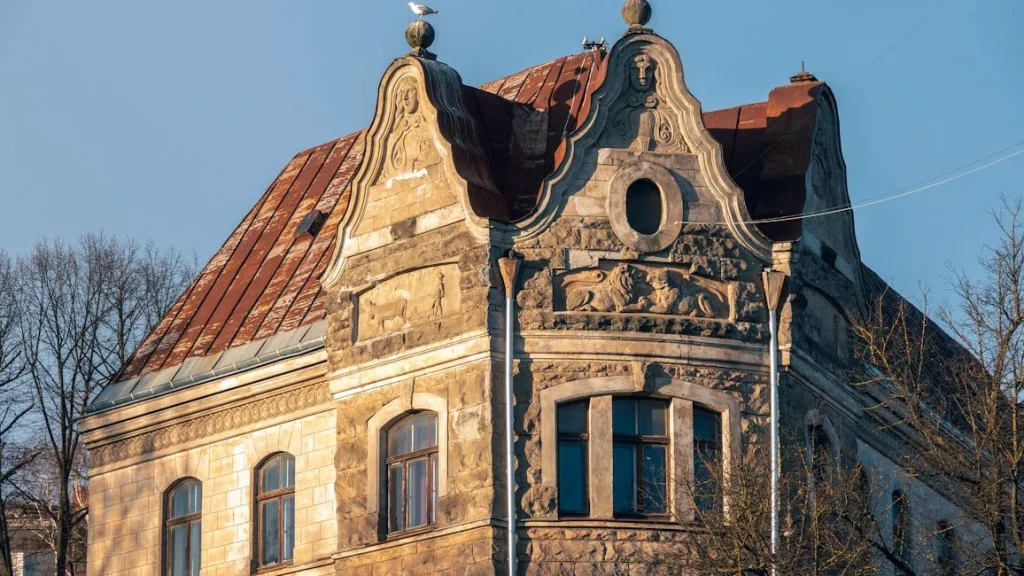 Slēptie konstrukciju defekti: ko atklāj ēku un būvju tehniskā apsekošana? 6 – BALTS UN MELNS Sarkans ēkas jums un fasāde gaišā krāsa